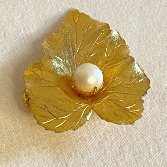 Sarah Coventry Gold Tone Leaf Brooch Central Faux Pearl - Picture 3 of 7